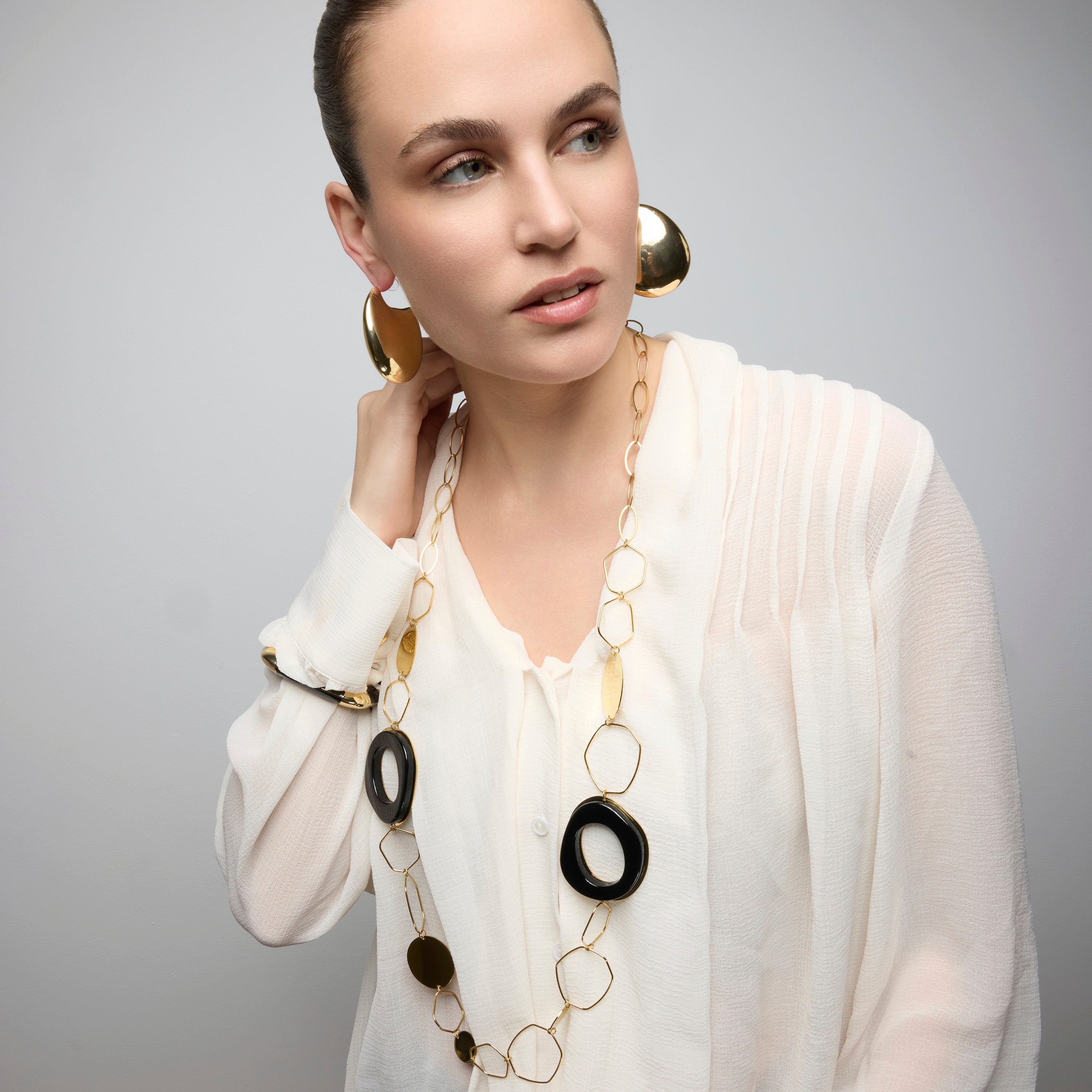 Collar acabado oro amarillo de 18k y Resina Negra - Maole