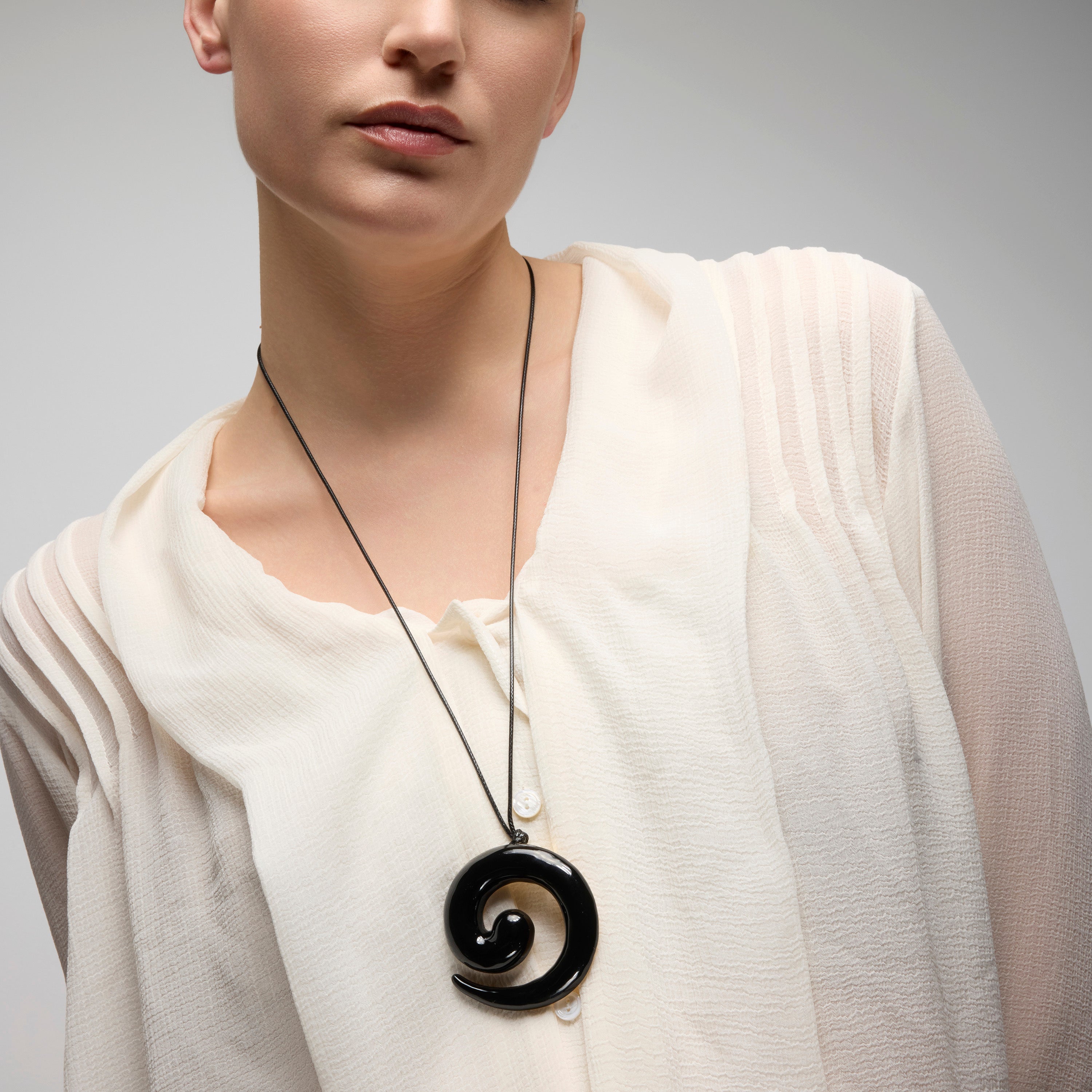 Collar acabado oro amarillo de 18k y Lacado Negro - Sirma