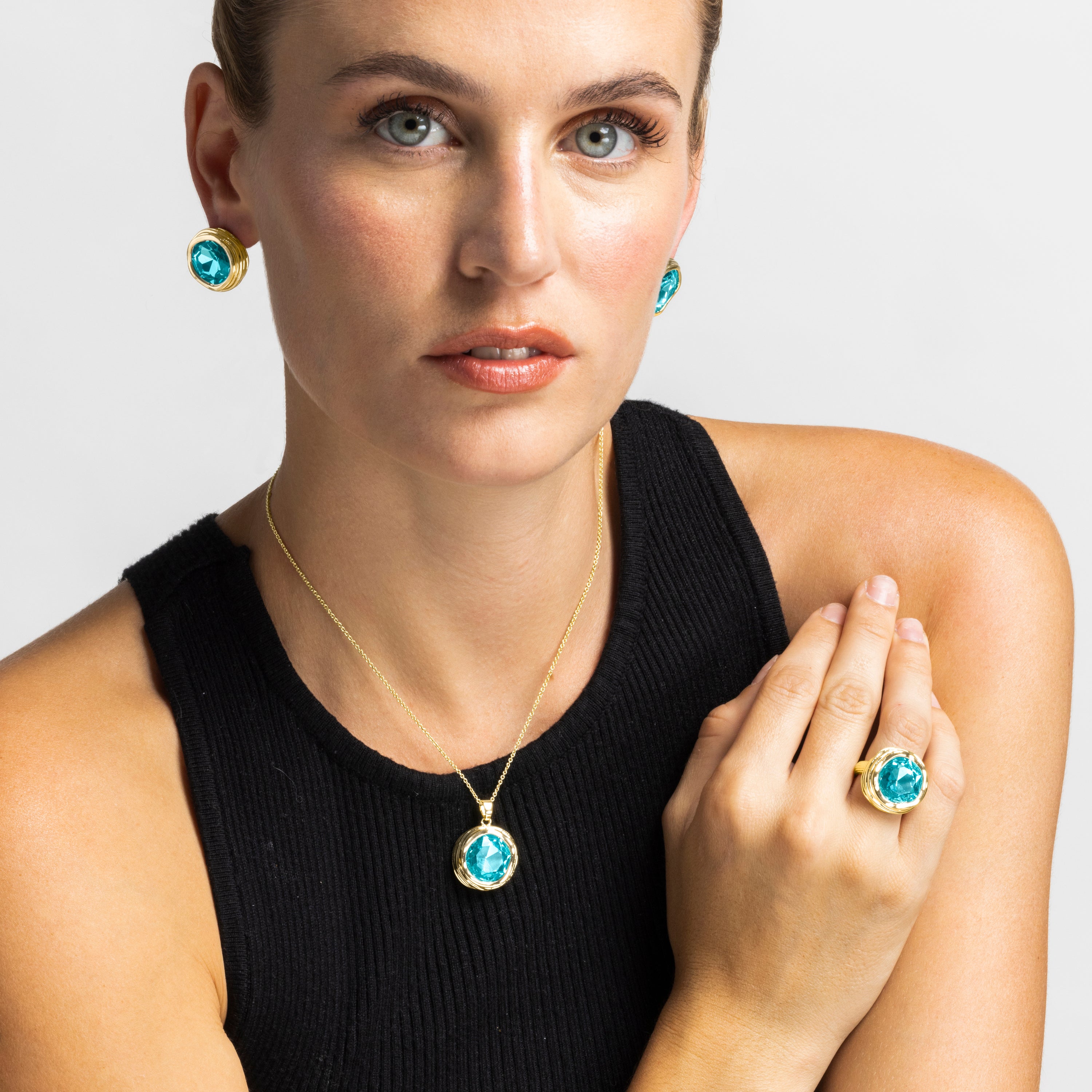 Anillo con Cristal Azul acabado oro 18k - Nianli