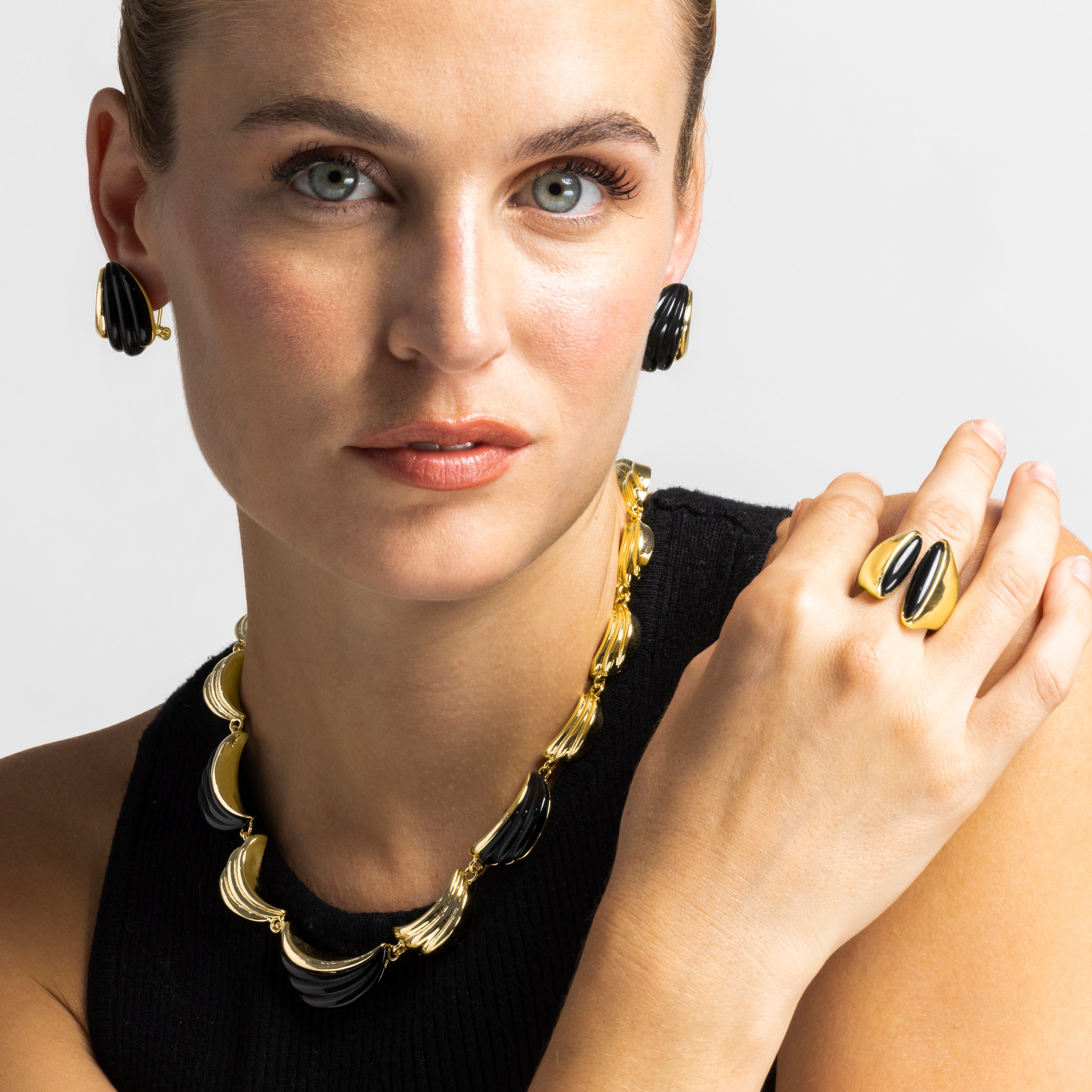 Anillo con Resina Negra acabado oro 18k - Modwi