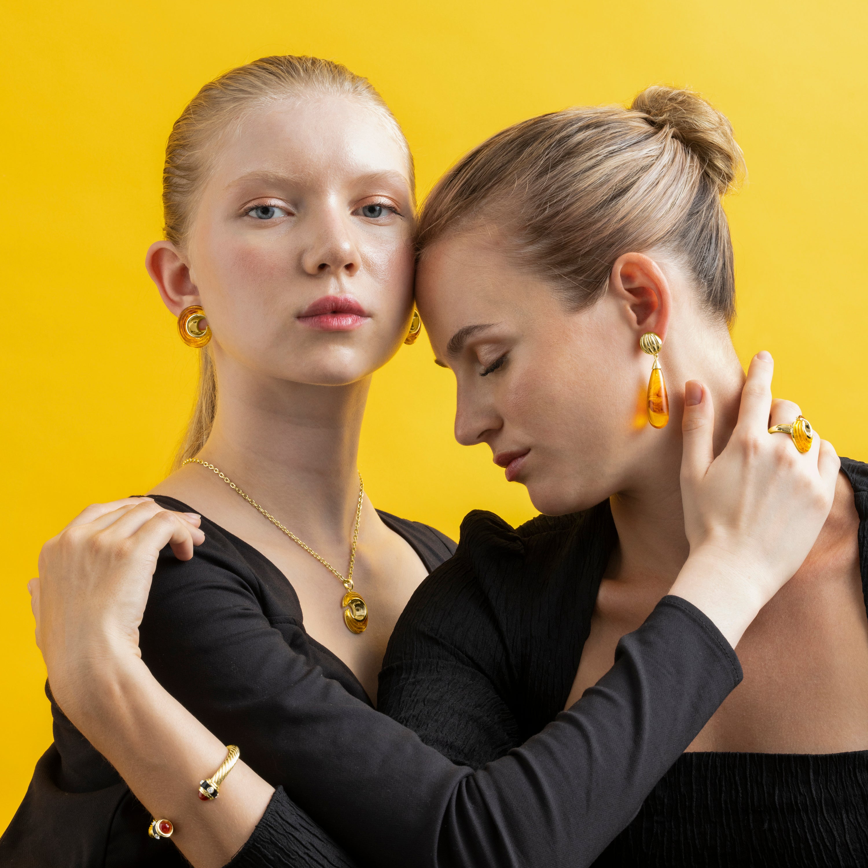 Anillo con Resina Ambar acabado oro 18k - Overnya