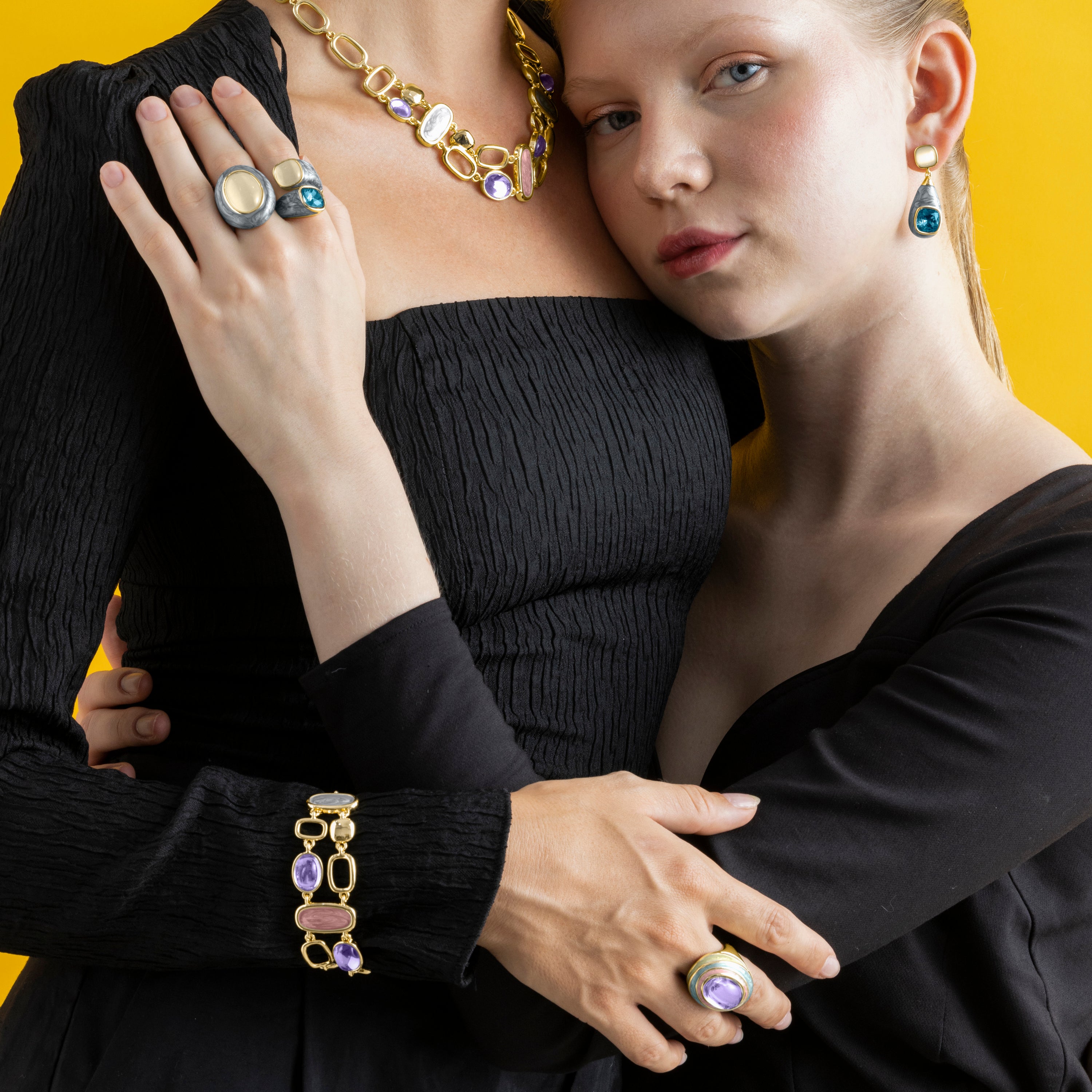 Anillo con Cristal Morado acabado oro 18k - Nori