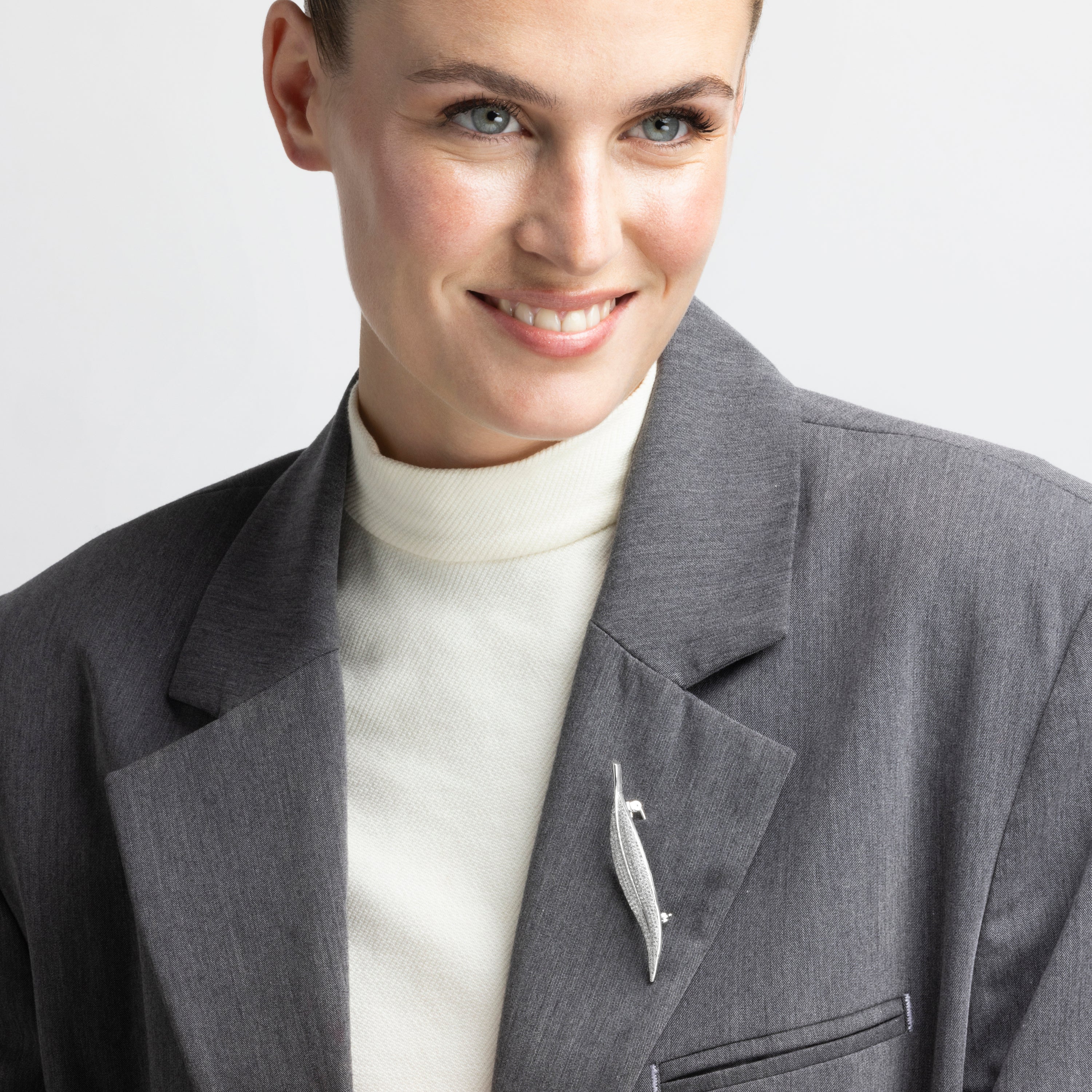 Broche con Circonita Brillante acabado plata - Heril