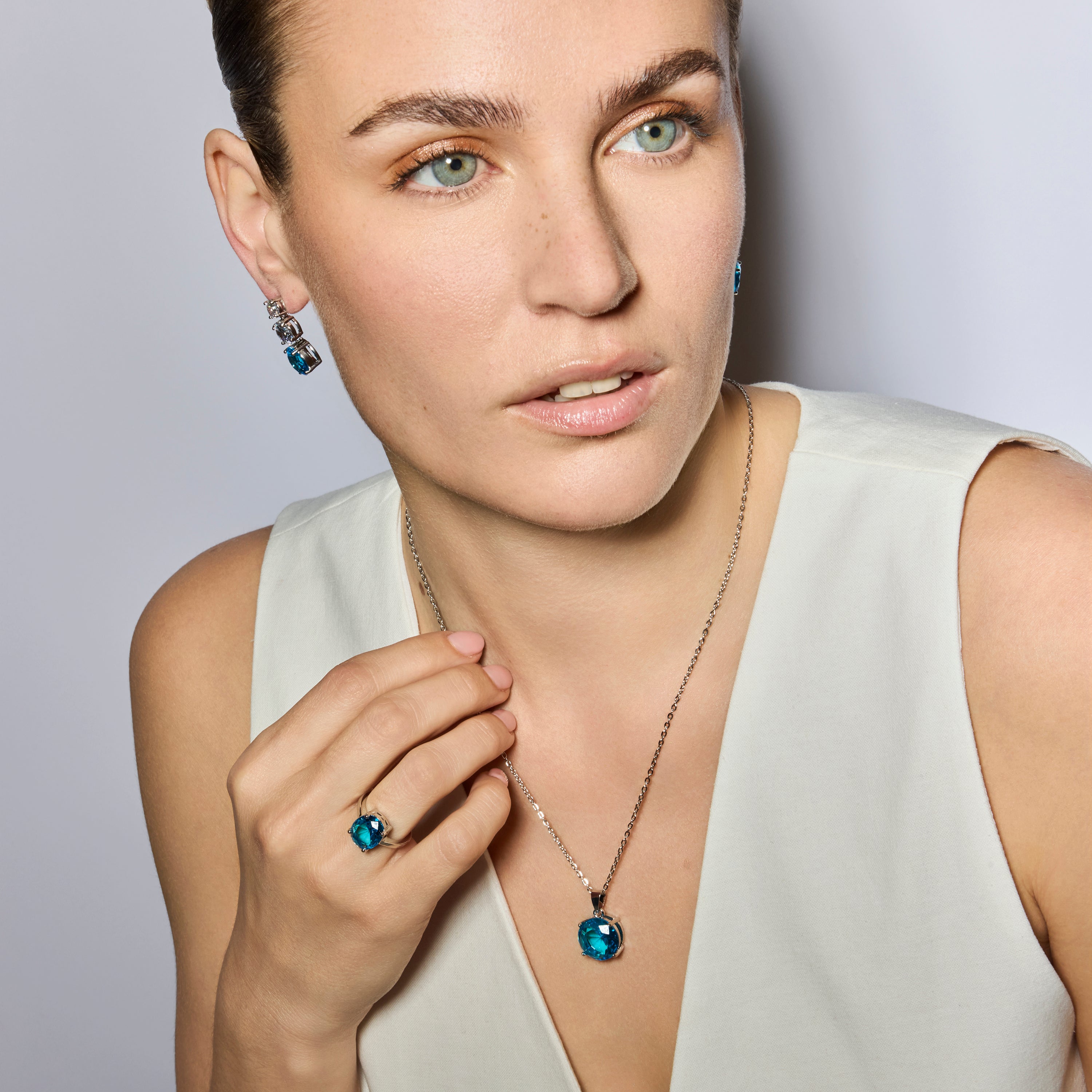 Anillo con Circonita Topacio Azul acabado plata - Amkru