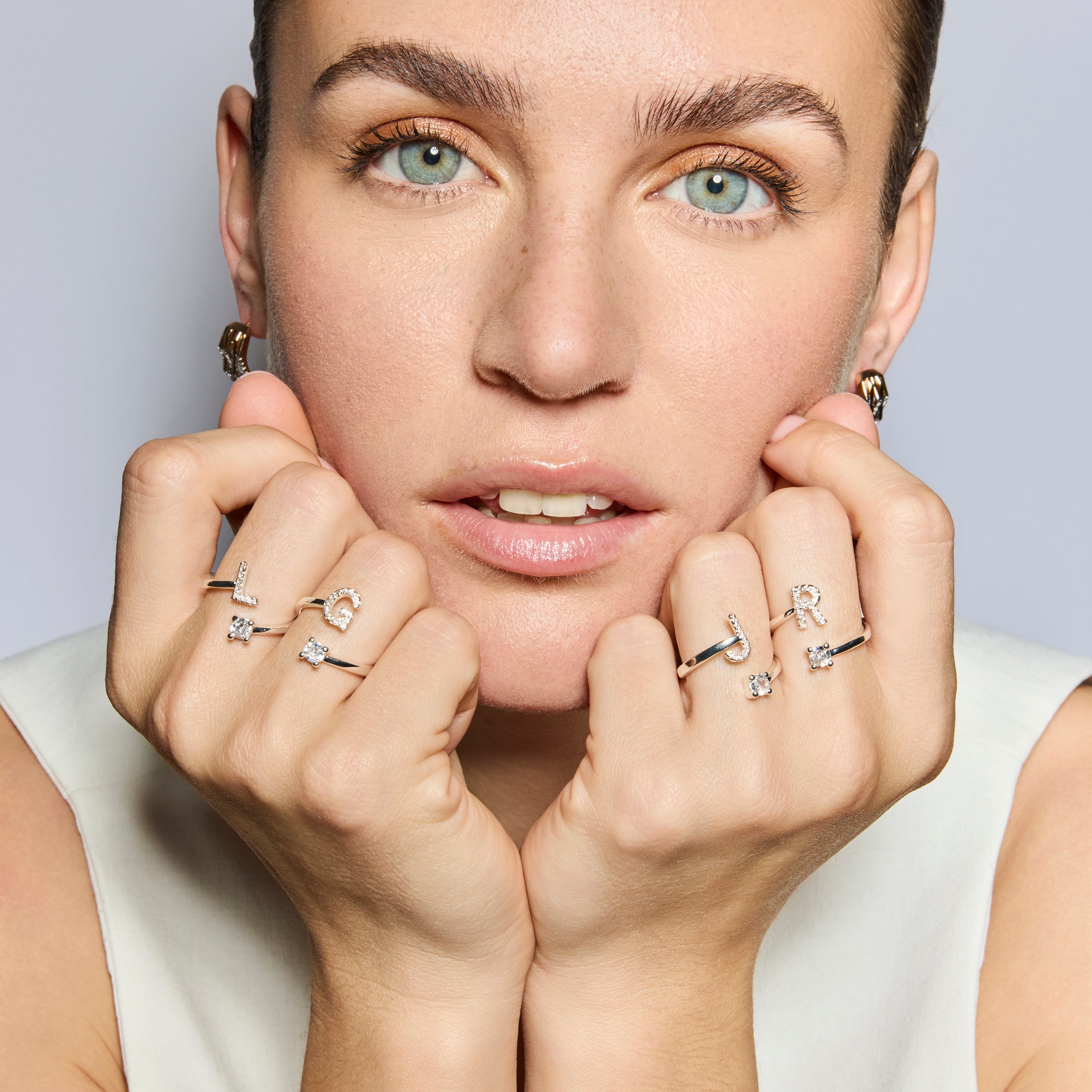 Anillo con circonita brillante acabado plata - Alphabet