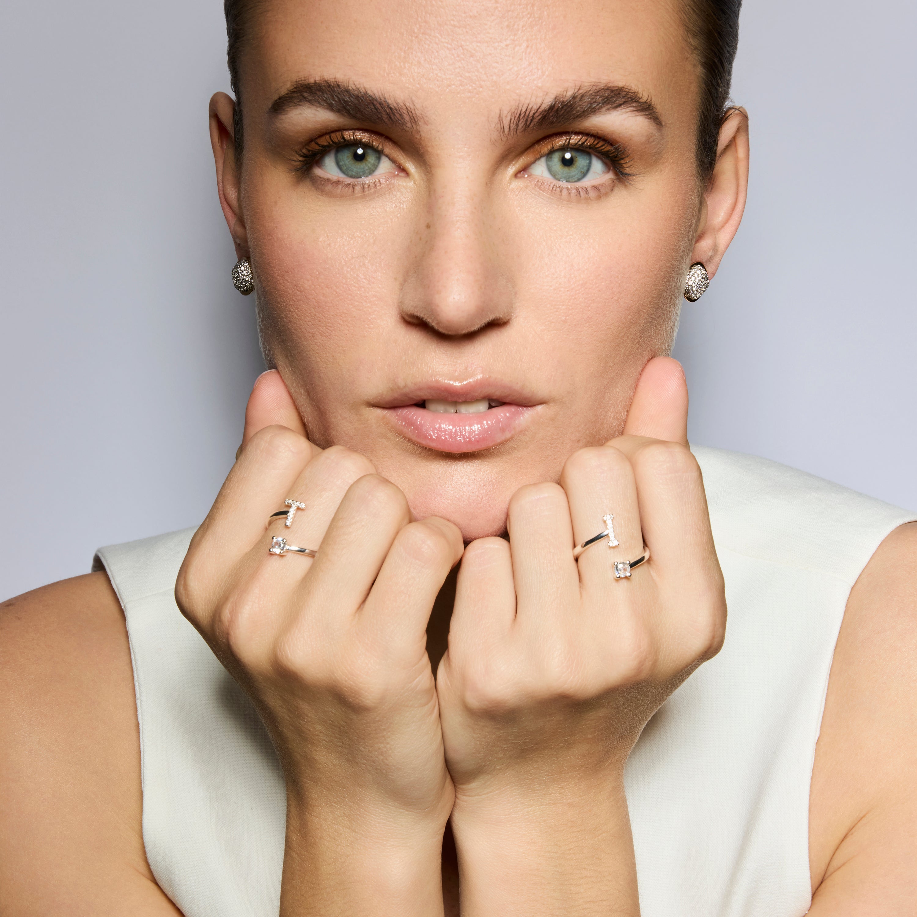 Anillo con circonita brillante acabado plata - Alphabet