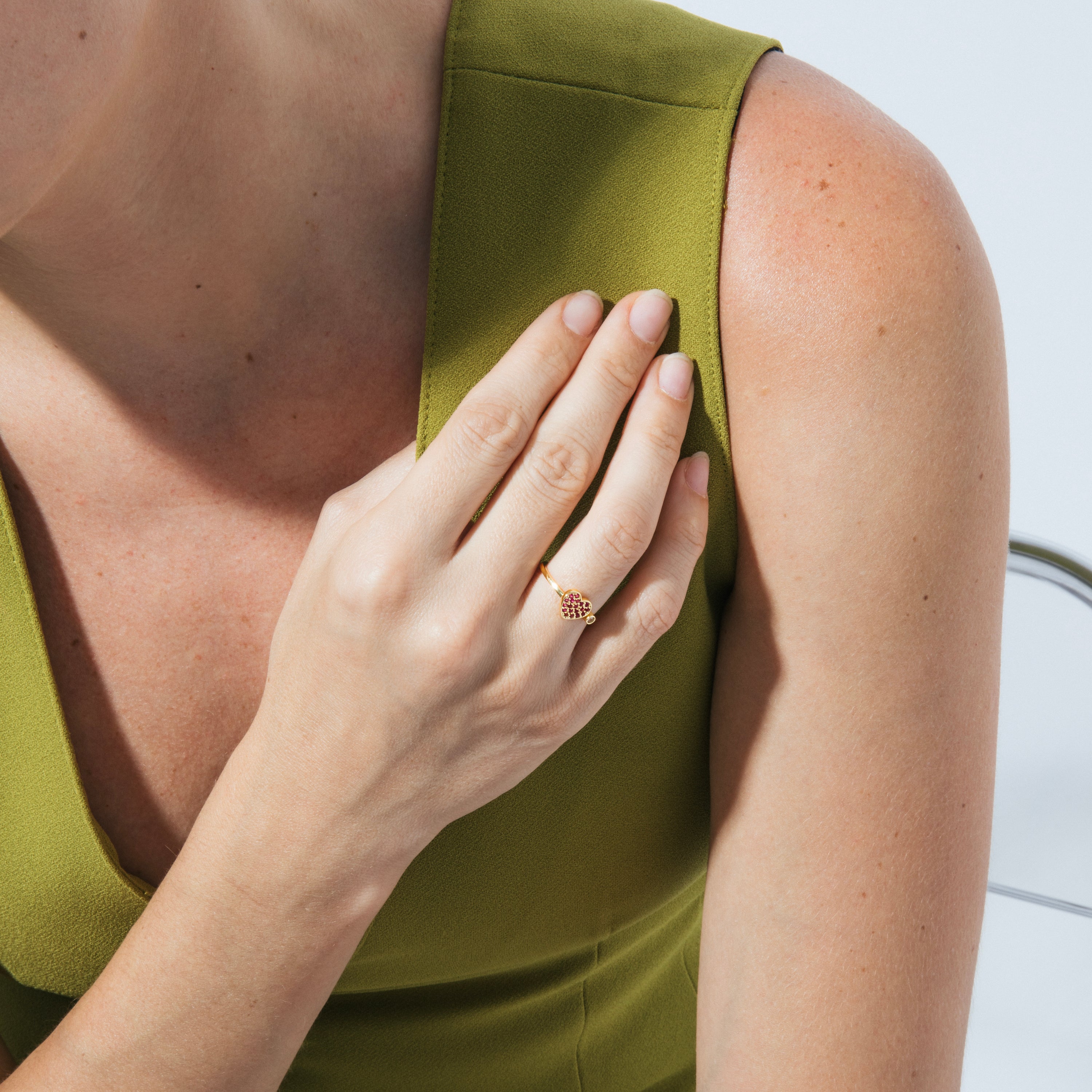 Anillo de Plata de Ley 925 y Circonita Rubí acabado en oro amarillo 18k - Sate