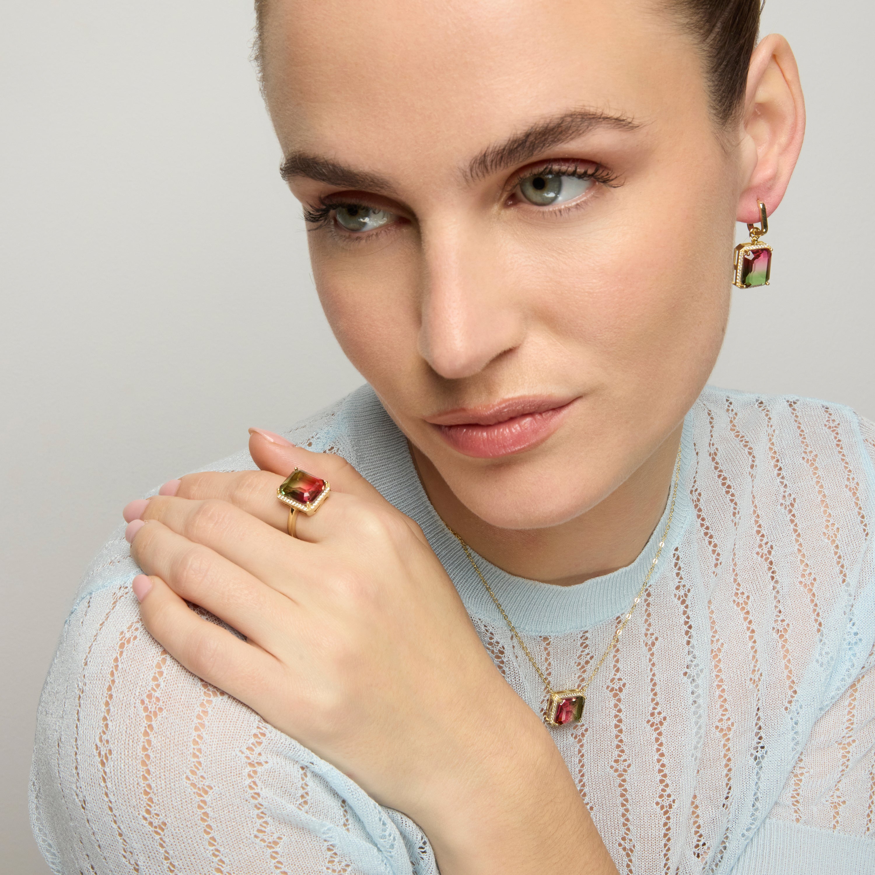 Anillo de Plata de Ley 925 y Cuarzo Hidrotermal Turmalina acabado oro amarillo de 18k - Kakan